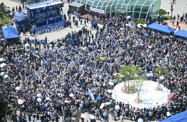 이재명 더불어민주당 대선 후보의 지지자들이 대선을 이틀 앞둔 1일 대구 동구 동대구역 광장에 운집해 이 후보의 연설을 듣고 있다. 대구=오승현 기자 2025.06.01