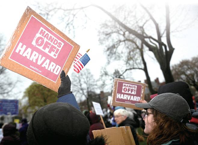 4월12일 미국 매사추세츠주 케임브리지에서 연방정부의 간섭에 맞서 하버드대학교 지도부가 저항할 것을 촉구하는 시위가 열리고 있다. ⓒREUTERS