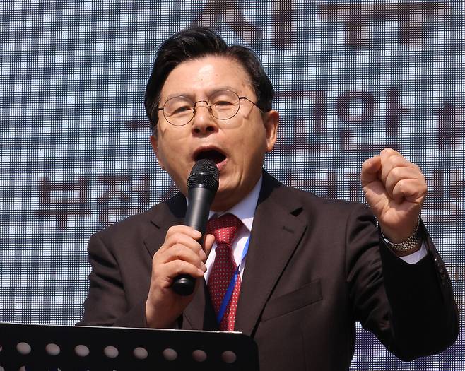 황교안 전 국무총리가 3월22일 오전 청주 충북도청 앞에서 열린 보수 기독교 단체 세이브코리아의 '국가비상기도회'에 참석해 발언하고 있다. ⓒ연합뉴스