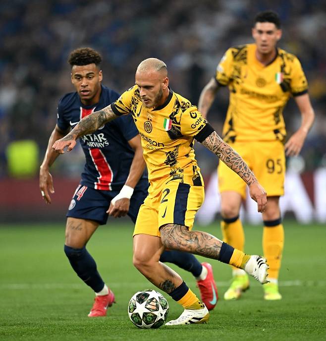 인터 밀란 왼쪽 윙어 디마르코가 1일(한국시간) 독일 뮌헨 알리안츠 아레나에서 열린 UCL 결승에서 드리블을 시도하고 있다. 사진제공｜UEFA