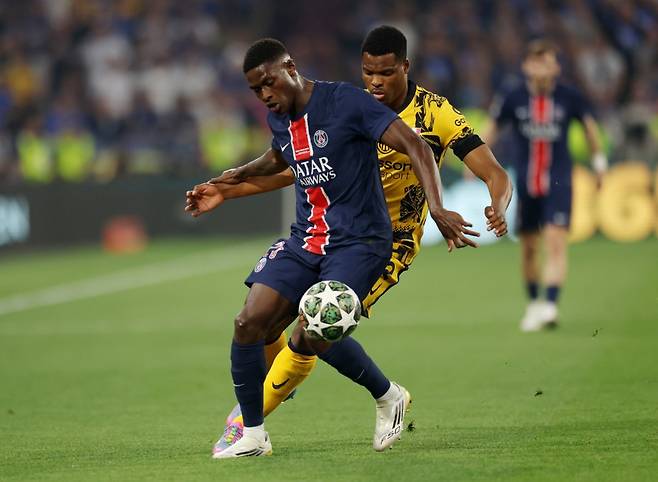 PSG 왼쪽 풀백 누누 멘데스(앞)가 1일 독일 뮌헨 알리안츠 아레나에서 열린 UCL 결승전에서 인터 밀란 오른쪽 윙어 둠프리스에 앞서 볼을 처리하고 있다. 사진제공｜UEFA
