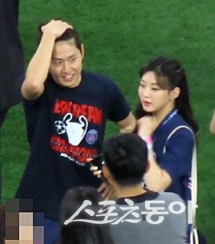 PSG 이강인(왼쪽)이 1일(한국시간) 독일 뮌헨 알리안츠 아레나에서 열린 UCL 결승에서 우승한 뒤 연인 박상효씨와 그라운드에서 기쁨을 나누고 있다. 뮌헨(독일) ｜남장현 기자