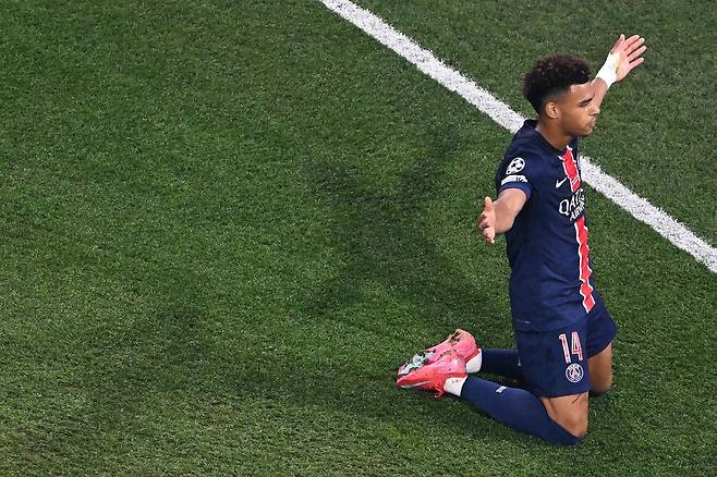 PSG의 데지레 두에가 1일 독일 뮌헨의 풋볼 아레나에서 열린 인터 밀란과의 2024~2025 UCL 결승전에서 전반 20분 추가골을 넣은 뒤 세리머니를 하고 있다.   뮌헨 | AFP연합뉴스