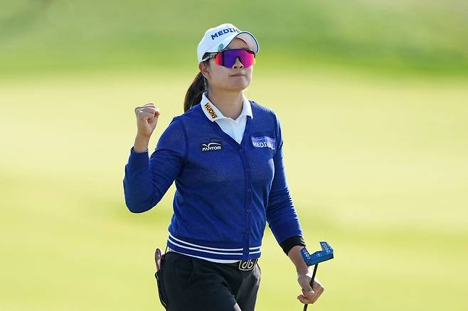 김아림이 1일 미국 위스콘신주 에린의 에린 힐스GC에서 열린 US여자오픈 3라운드 18번홀을 마친 뒤 주먹을 불끈 쥐며 마지막날 선전을 다짐하고 있다. 에린|AFP연합뉴스