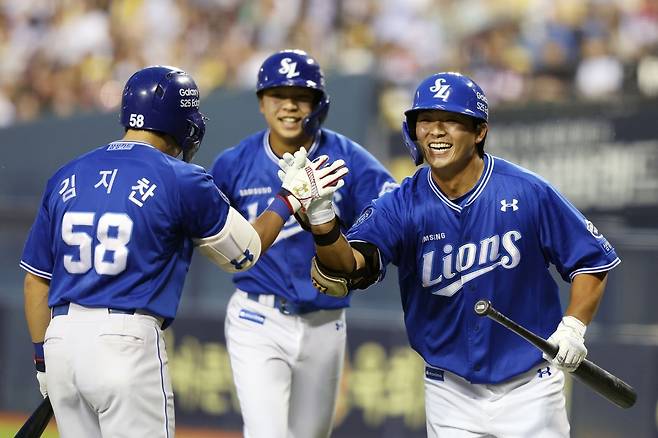 삼성 김태훈이 1일 잠실구장에서 열린 LG와의 원정경기에서 홈런을 친 뒤 동료들의 환영을 받고 있다.  삼성 라이온즈 제공