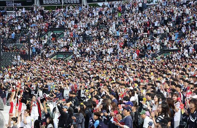 ▲ 15경기 연속 매진을 기록하는 등 팬심이 폭발하고 있는 롯데의 홈 사직구장 ⓒ연합뉴스