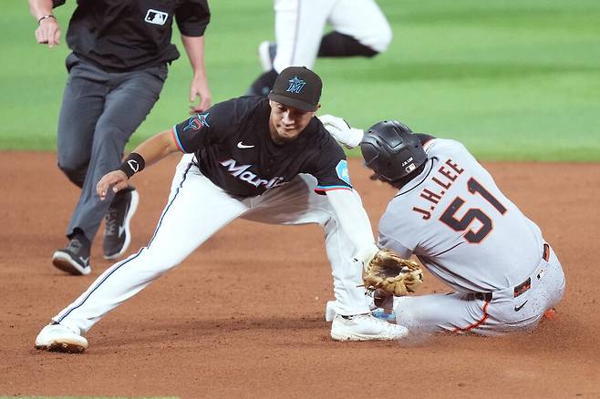 ▲ 도루를 성공한 이정후. 첫 판정은 아웃이었지만 챌린지로 번복됐다. ⓒ연합뉴스