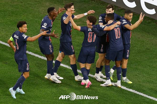 파리생제르맹(PSG) 선수들이 1일(한국시간) 독일 뮌헨의 알리안츠 아레나에서 열린 인터밀란과의 2024~2025 유럽축구연맹(UEFA) 챔피언스리그 결승전에서 득점에 성공한 뒤 기뻐하고 있다. /AFPBBNews=뉴스1