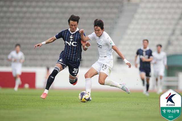 경기에 집중하는 백가온(오른쪽). /사진=한국프로축구연맹 제공