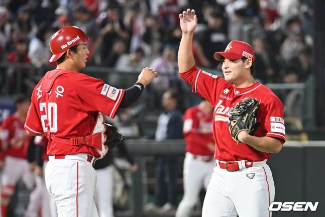 조형우(왼쪽)와 조병현이 세리머니를 하고 있다.