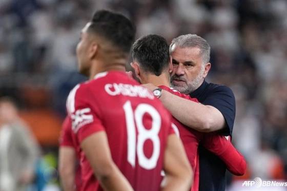 브루노 페르난데스(가운데)가 토트넘 홋스퍼와 유로파리그 결승 후 앙제 포스테코글루(오른쪽) 토트넘 감독과 포옹하고 있다. /AFPBBNews=뉴스1