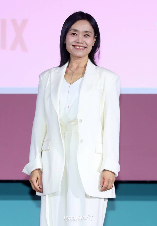 [서울=뉴시스] 김혜진 기자 = 배우 강애심이 9일 오전 서울 중구 동대문디자인플라자(DDP)에서 열린 넷플릭스 시리즈 '오징어 게임' 시즌2 제작발표회에서 포즈를 취하고 있다.   '오징어 게임' 시즌2는 복수를 다짐하고 다시 돌아와 게임에 참가하는 '기훈 (이정재)과 그를 맞이하는 '프론트맨'(이병헌)의 치열한 대결, 그리고 다시 시작되는 진짜 게임을 담은 이야기다. 특히 제74회 프라임타임 에미 시상식에서 아시아인 최초로 감독상을 수상하며 새로운 역사를 쓴 황동혁 감독이 다시 연출, 각본, 제작을 맡아 세계를 열광시킬 새롭고 놀라운 이야기를 선보일 예정이다. 2024.12.09. jini@newsis.com /사진=김혜진