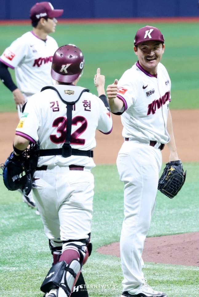 키움 원종현(오른쪽)이 마무리를 합작한 포수 김재현과 세리머니를 하고 있다. /사진=김진경 대기자
