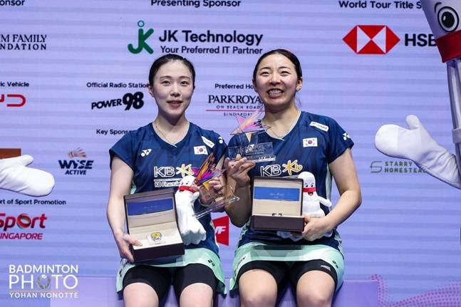 배드민턴 여자복식 김혜정(왼쪽)-공희용 조가 싱가포르 오픈 우승 후 기뻐하고 있다. /사진=대한배드민턴협회 제공