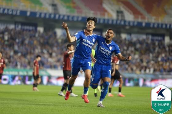 세라핌(오른쪽)이 김지현의 득점을 축하하고 있다. /사진=한국프로축구연맹 제공