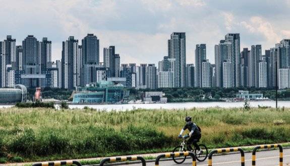 토지거래허가구역으로 지정된 후에도 강남 3구에서는 신고가가 속출하고 있다. 그중에서도 최근 호가가 3.3㎡당 3억 원에 이른 서초구 대장아파트 래미안원베일리.&nbsp;뉴시스