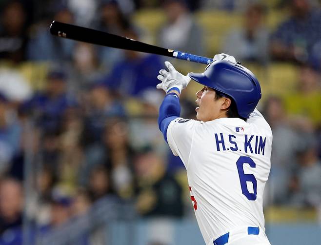 LA 다저스는 1일 미국 캘리포니아주 LA의 다저스타디움에서 열린 2025 MLB 정규시즌 양키스와 홈 경기에서 18-2로 크게 이겼다. 김혜성은 9번 타자 유격수로 선발 출전해 2회 두 번째 타석에서 시즌 2호 홈런을 터트리는 등 4타수 4안타 2타점 볼넷 1개로 다저스 입단 뒤 빅리그 최고의 활약을 펼쳤다. 1회 볼넷을 고른 김혜성은 2회 투런포를 쏘아올리더니 이후 안타 2개와 2루타 한 개를 뽑아냈다. 더블플레이를 유도하고 중견수로 이동한 뒤엔 애런 저지를 보살로 잡아내는 등 수비에서도 빼어난 활약을 펼쳤다. 연합뉴스