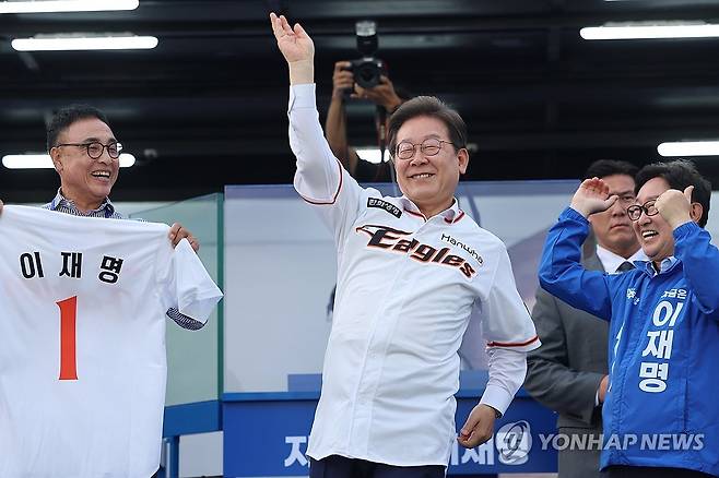 이재명, 송진우의 21번 입고 21대 대선 향해 힘찬 투구 (대전=연합뉴스) 김주성 기자 = 더불어민주당 이재명 대선 후보가 31일 대전시청 앞 보라매공원에서 열린 유세에서 한화이글스의 전설적인 투수였던 송진우 감독의 21번 유니폼을 입고서 21대 대선 승리를 다짐하며 힘찬 투구동작을 하고 있다. 2025.5.31 utzza@yna.co.kr