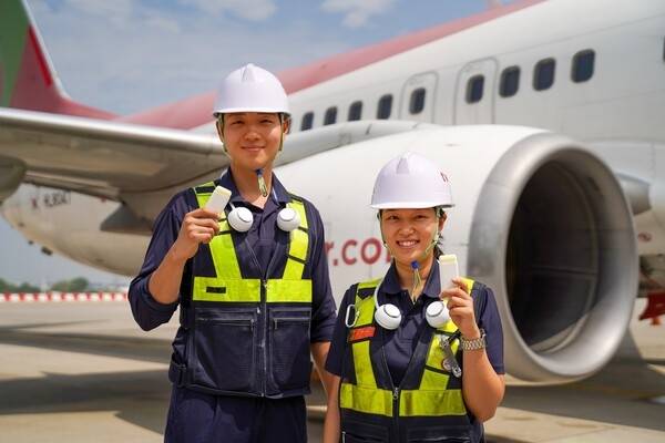 온열질환 예방 용품 지급받은 티웨이항공 작업자들 [티웨이항공 제공. 재판매 및 DB 금지]