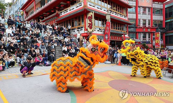 인천 차이나타운 사자춤 공연 (인천=연합뉴스) 임순석 기자 = 27일 인천 중구 차이나타운을 찾은 나들이객들이 차이나타운 문화공연인 사자춤을 관람하고 있다. 2025.4.27 soonseok02@yna.co.kr