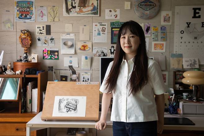 '모 이야기' 최연주 작가 (서울=연합뉴스) 류효림 기자 = 최연주 작가가 지난달 30일 서울 양천구 자택에서 연합뉴스와 인터뷰에 앞서 포즈를 취하고 있다. 2025.6.1 ryousanta@yna.co.kr