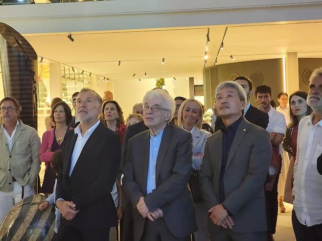 개관식 기념 영상 관람하는 박은선 조각가 (피에트라산타[이탈리아]=연합뉴스) 신창용 특파원 = 31일(현지시간) '조각의 성지'로 불리는 이탈리아 토스카나주 피에트라산타에 한국인 조각가 박은선의 이름을 건 미술관 '아틀리에-뮤지엄 박은선'이 개관했다. 박 작가가 개관식 기념 영상을 관람하고 있다. 박 작가 왼쪽은 세계적 건축가 마리오 보타. 2025.05.31 changyong@yna.co.kr