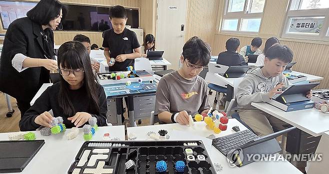 AI 코딩 로봇 조립하는 제주 디지털학교 안덕초 학생들 (제주=연합뉴스) 김호천 기자 = 제주도교육청이 시행하는 제주형 자율학교 유형 중 디지털학교인 안덕초 6학년 학생들이 지난 5월 27일 학교 컴퓨터실에서 AI 코딩 로봇을 조립하고 있다. 2025.5.31 khc@yna.co.kr