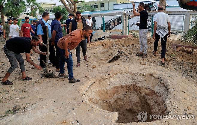 신와르 살해한 이스라엘군 공습 현장 (칸유니스 로이터=연합뉴스) 지난 달 13일(현지시간) 이스라엘군 공습이 이뤄진 칸유니스 유럽병원 현장. 2025.06.01