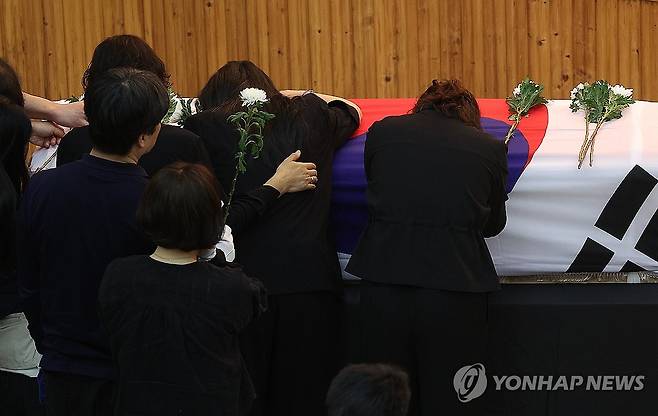 닳지 않는 슬픔 (포항=연합뉴스) 윤관식 기자 = 1일 경북 포항시 해군 항공사령부 강당에서 엄수된 '해군 P-3CK 917호기 순직자 영결식'에서 유족들이 헌화하며 슬퍼하고 있다. 2025.6.1 psik@yna.co.kr