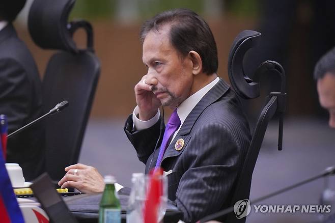 하사날 볼키아 브루나이 국왕 지난달 26일 말레이시아 쿠알라룸푸르에서 열린 아세안 정상회의에 참석한 하사날 볼키아 브루나이 국왕.
[AP 연합뉴스 자료사진. 재판매 및 DB 금지]
