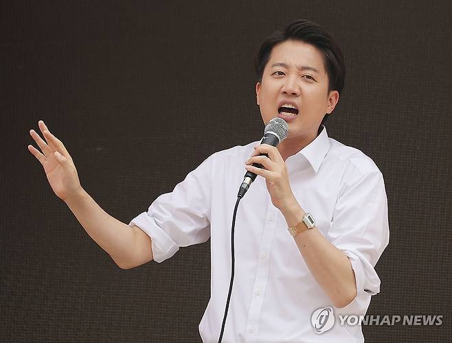 중앙대 찾은 이준석 후보 (서울=연합뉴스) 류영석 기자 = 개혁신당 이준석 대선 후보가 30일 서울 동작구 중앙대학교에서 유세를 하고 있다. 2025.5.30 ondol@yna.co.kr