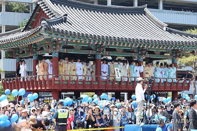 이재명 후보 유세 지켜보는 안동 유림들 (안동=연합뉴스) 김주성 기자 = 제21대 대선을 이틀 앞둔 1일 더불어민주당 이재명 대선 후보의 유세가 열린 경북 안동시의 웅부공원에서 이 후보를 지지하는 안동 유림들이 연설을 듣고 있다. 2025.6.1 utzza@yna.co.kr