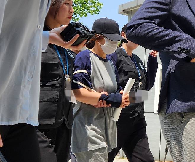 '남편 명의 대리투표' 선거사무원 구속심사 [촬영 김준태]