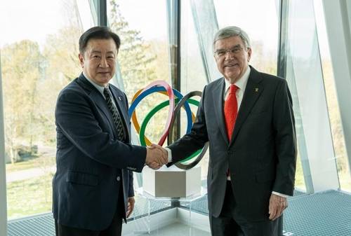 토마스 바흐 IOC 위원장과 면담 후 악수하는 윤강로 국제스포츠외교연구원장(왼쪽) [윤강로 원장 제공. 재판매 및 DB 금지]