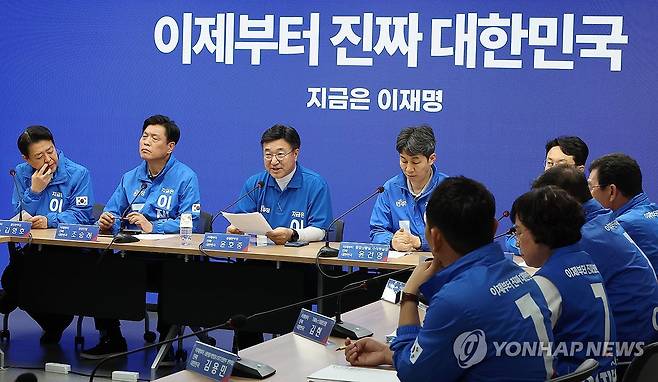 발언하는 윤호중 중앙선대위 총괄본부장 (서울=연합뉴스) 김주형 기자 = 더불어민주당 윤호중 중앙선거대책위원회 총괄본부장(왼쪽 세번째)이 1일 서울 여의도 중앙당사에서 열린 긴급 총괄본부장단 회의에서 발언하고 있다. 2025.6.1 kjhpress@yna.co.kr