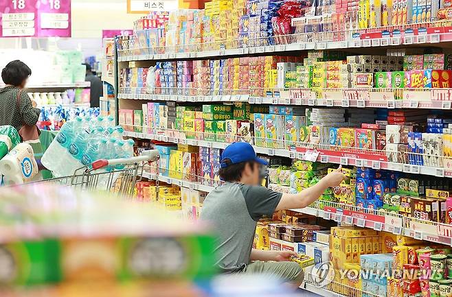 서민 물가 부담 (서울=연합뉴스) 진연수 기자 = 지난해 정부의 압박에 가격 인상을 자제해오던 식품업체들은 지난해 12월 계엄 사태 이후 이어진 탄핵 정국의 혼란기에 제품 가격을 줄줄이 올렸다. 동서식품은 국내 믹스커피 시장의 대부분을 점유한 맥심 모카골드 가격을 9% 올렸다. 롯데웰푸드도 8개월 새 과자와 아이스크림 가격을 두 차례 인상하면서 빼빼로 2천원 시대를 열었다. 농심도 라면과 스낵에 이어 스프 가격도 인상했다. 
    사진은 1일 서울의 한 대형마트 과자 판매대. 2025.6.1 jin90@yna.co.kr