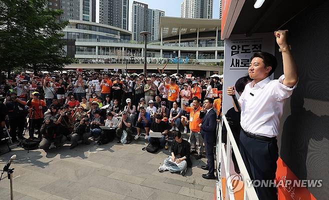 동탄호수공원 찾은 이준석 후보 (화성=연합뉴스) 홍기원 기자 = 개혁신당 이준석 대선 후보가 1일 경기도 화성시 동탄호수공원에서 지지를 호소하고 있다. 2025.6.1 xanadu@yna.co.kr