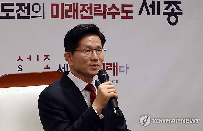 행정수도 완성 구상 밝히는 김문수 (세종=연합뉴스) 양영석 기자 = 김문수 국민의힘 대선 경선 후보가 1일 세종시청을 방문해 행정수도 완성을 위해 국회와 대통령집무실을 세종시로 이전하겠다는 구상을 밝히고 있다. 2025.5.1 youngs@yna.co.kr