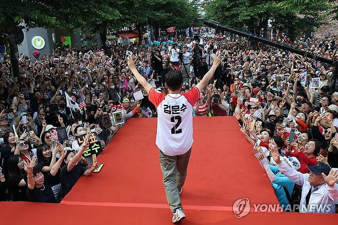 김문수, 신촌역 앞 집중유세 (서울=연합뉴스) 박동주 기자 = 국민의힘 김문수 대선 후보가 1일 서울 서대문구 신촌역에서 열린 집중유세에서 지지를 호소하고 있다. 2025.6.1 [공동취재] pdj6635@yna.co.kr