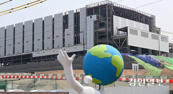 SK에코플랜트가 용인시 처인구 원삼면 일대 415만㎡ SK하이닉스 부지에서 지난 2022년 1월 단지조성에 들어간 이후 이달 현재 52.6%의 공정을 보이고 있다. 총 4개의 지하 수직구를 통해 총 5.96㎞에 이르는 마무리 작업이 한창인 전력구 공사 건물. 2025.6.2 /임열수기자 pplys@kyeongin.com