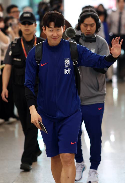 대한민국 축구대표 손흥민이 2일 인천국제공항 제1터미널을 통해 이라크로 출국하고 있다. 축구대표팀은 이날 전세기를 타고 이라크로 이동, 6일 이라크를 상대로 2026 국제축구연맹(FIFA) 북중미 월드컵 아시아 3차 예선 B조 9차전을 치른다. 2025.6.2 /연합뉴스