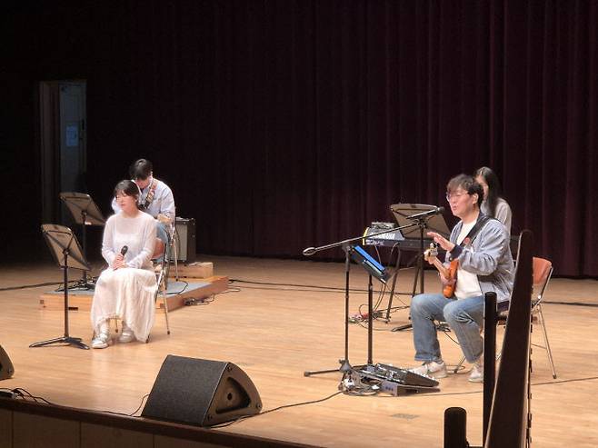 공연 중인 '이건일 밴드'와 '유치'.사진=대전정보문화산업진흥원 제공