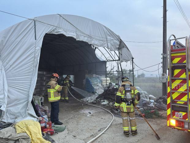 2일 오전 5시 22분께 남구 승촌동 비닐하우스에서 화재가 발생해 소방당국이 화재진압을 하고 있다. 남부소방 제공