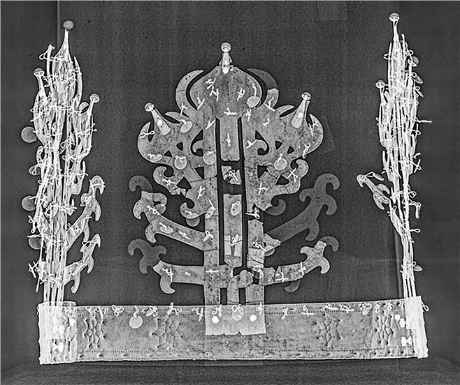 ‘국보 신촌리 금동관, 새로운 관점’ 전시 전경(위)과 신촌리 9호분에서 출토된 금동관 대관 X-ray 사진. <국립나주박물관 제공>