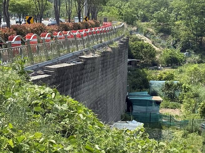포항시 남구 이동 278번지 보강토 옹벽 상단부가 약 3~6도 기울어져서 최대 20cm까지 앞으로 밀려난 상태로 확인됐다. / 김보규기자