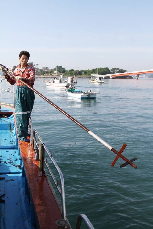 통영 연기마을과 거제 광리마을 어민들이 미역 채취 때 사용하는 트릿대. 7~8m 길이 장대로 한쪽 끝에 나뭇조각 두 개를 엇갈리게 꽂은 형태다. 김민진 기자