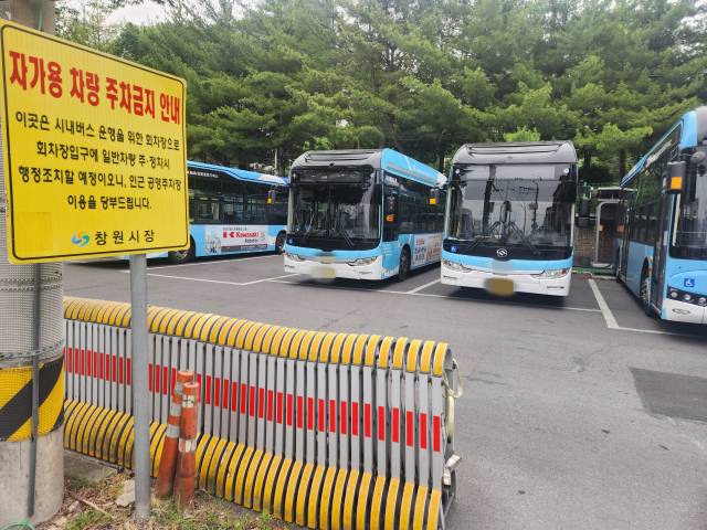 2일 오전 경남 창원시 성산구 대방동종점 인근 회차장에 파업에 돌입한 시내버스 10여 대가 주차돼 있다. 강대한 기자