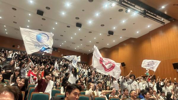 젊은 연극제 개막식에 참여하는 전국연극,공연관련 전공자들이 열정의 함성을 지르고 있다. 대경대.