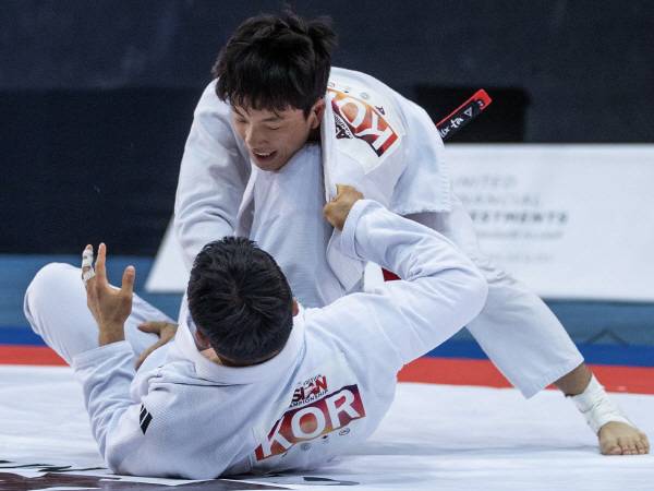 경일대학교 주짓수부가 요르단 암만에서 열린 '2025 아시아주짓수선수권대회'에서 금메달과 은메달을 나란히 획득하며 국제무대에서의 경쟁력을 입증했다. 박재운 선수 경기모습. 경일대.