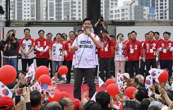 국민의힘 김문수 대선 후보가 2일 오후 대구 동구 동대구역 광장에서 열린 집중 유세에서 지지를 호소하고 있다. 정훈진 기자 jhj131@kyongbuk.com